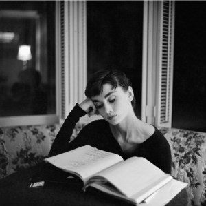 audrey-hepburn-bampw-book-reading-vintage-Favim_com-125346